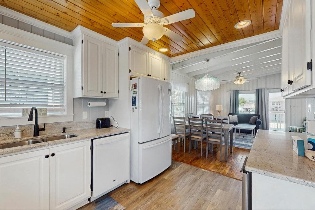 Fully equipped kitchen at Casa Del Mare with granite counters